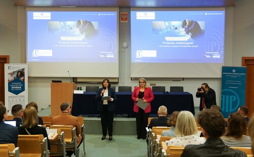 Konferencja „Przeciw mobbingowi” organizowana przez Okręgowy Inspektorat Pracy w Krakowie we współpracy z naszą uczelnią właśnie wystartowała!